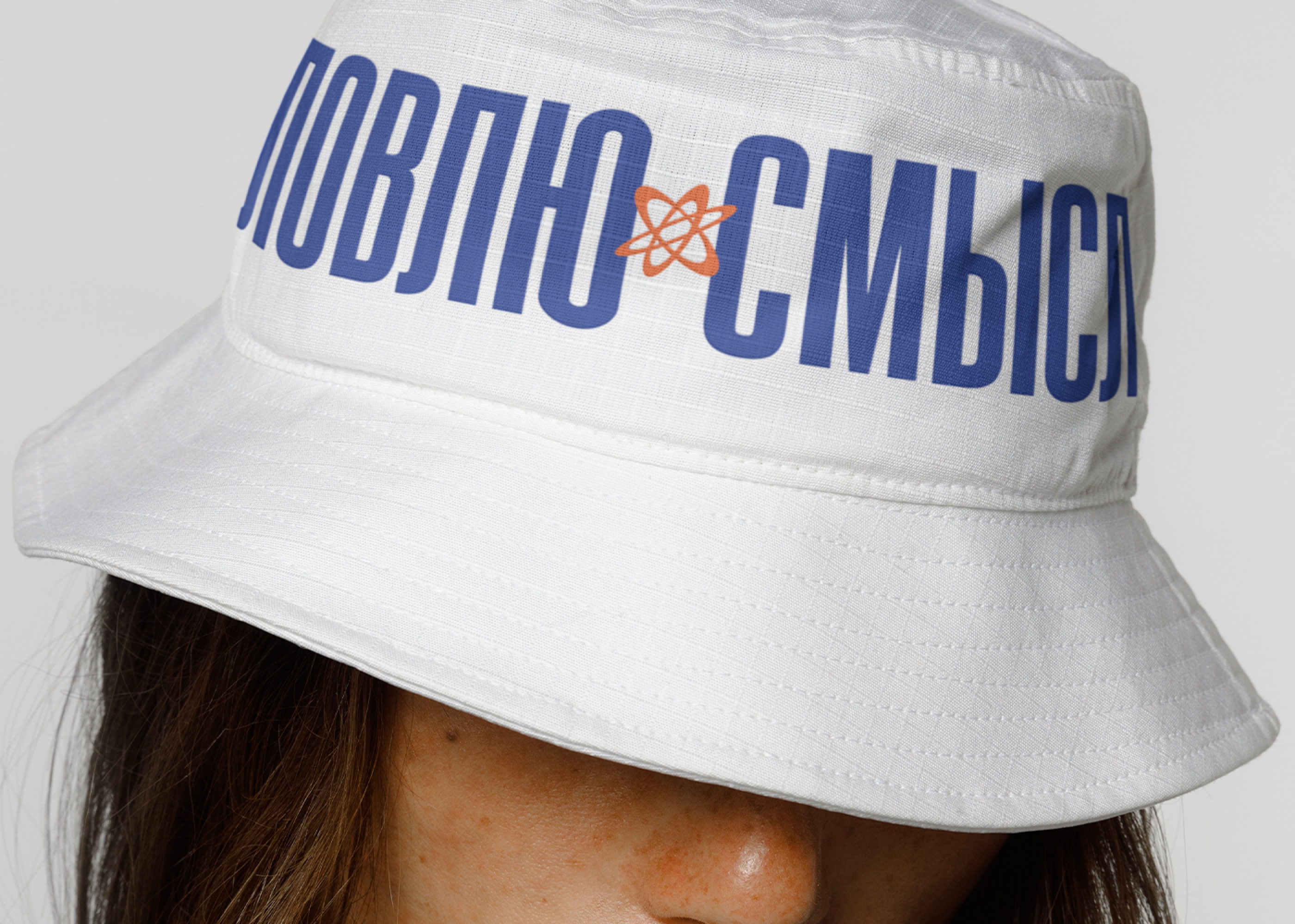 White bucket hat with the «Ловлю смысл» slogan